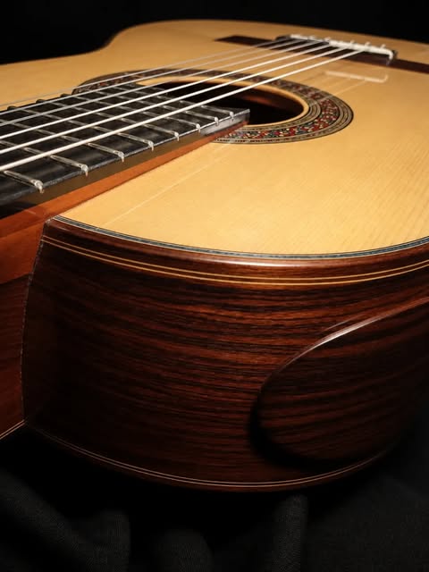 Spruce over rosewood, with a side soundport