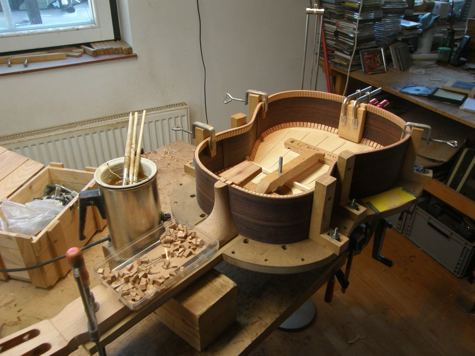 In the mold, tentellones glued one by one with hot hide glue