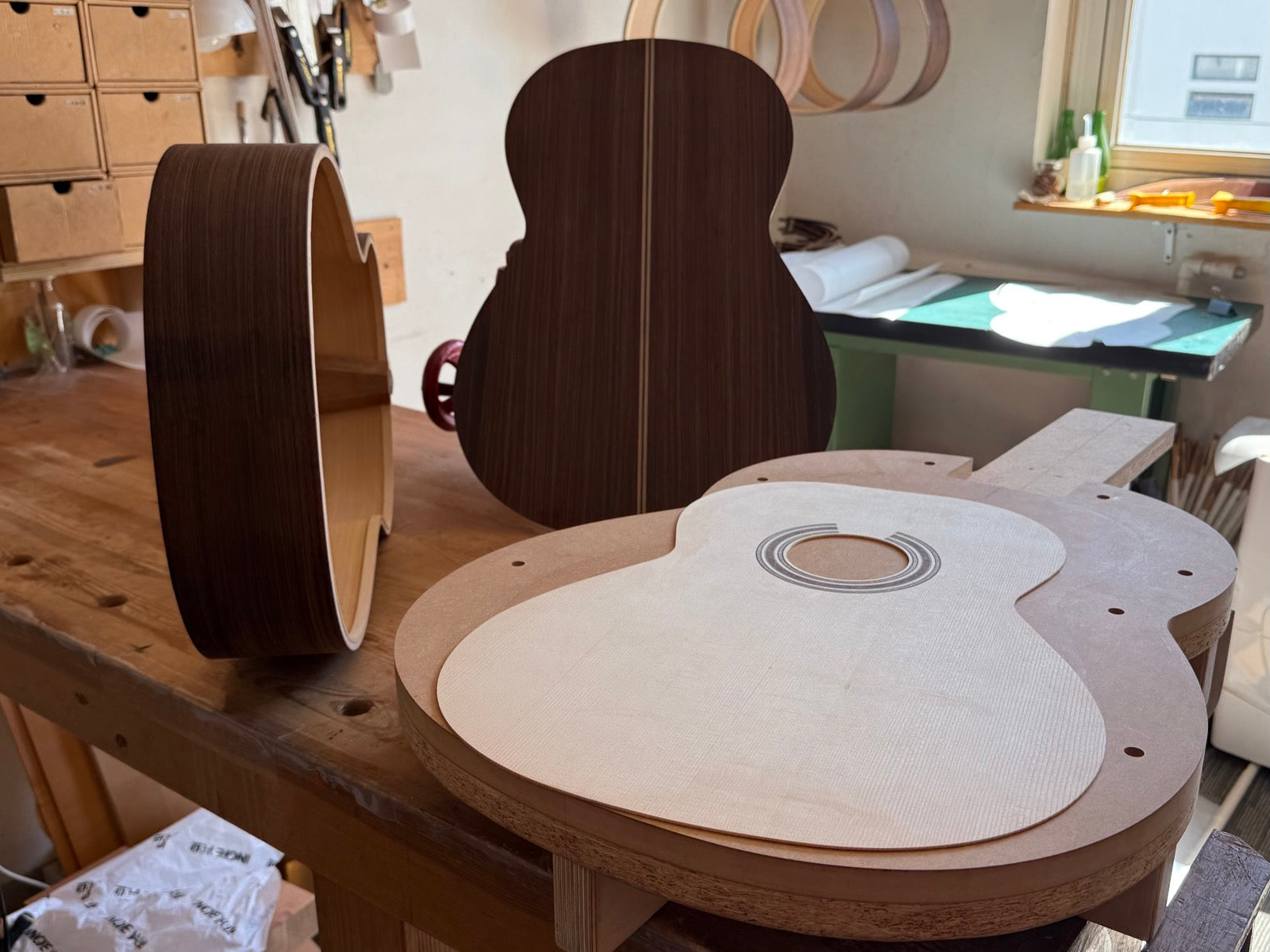 The rosewood back and rim, the top in its mold